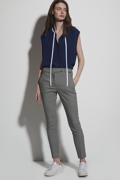 Брюки прилегающие серого цвета VASSA CODE, пол женский, цвет серый