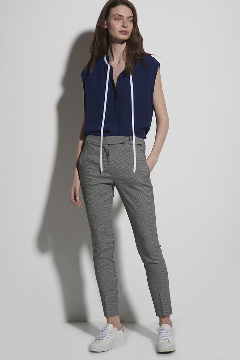 Брюки прилегающие  серого цвета VASSA CODE, пол женский, цвет серый