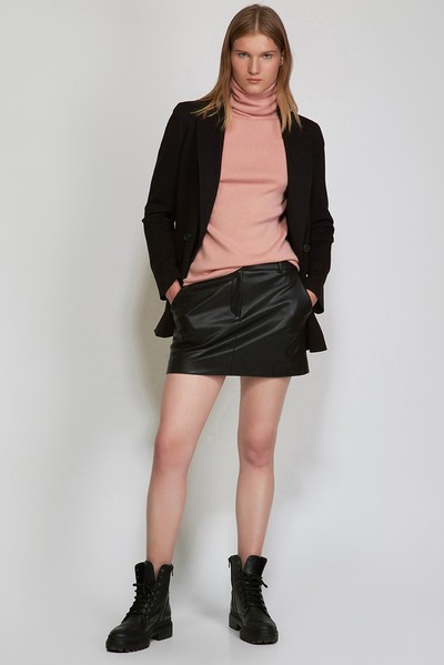 Короткая юбка из экокожи с боковыми карманами VASSA CODE, пол женский, цвет черный