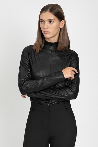 Блузка в черном цвете VASSA&Co, пол женский, цвет черный