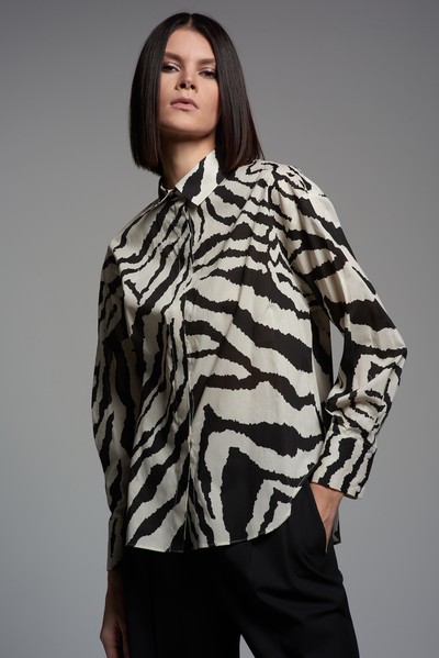 Блузка с анималистичным принтом VASSA&Co, пол женский, цвет черный