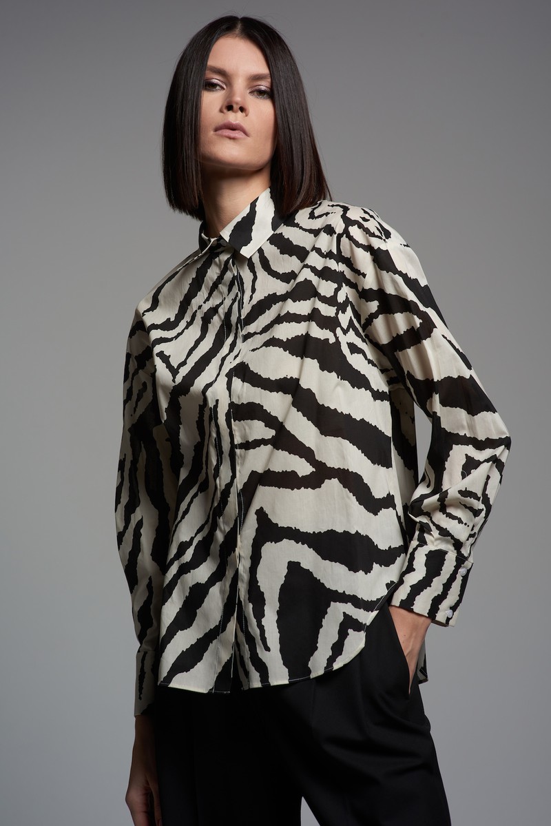 Блузка с анималистичным принтом VASSA&Co, пол женский, цвет черный