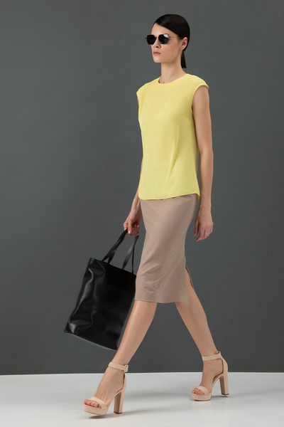 Базовая блузка с округлым воротом VASSA&Co, пол женский, цвет желтый