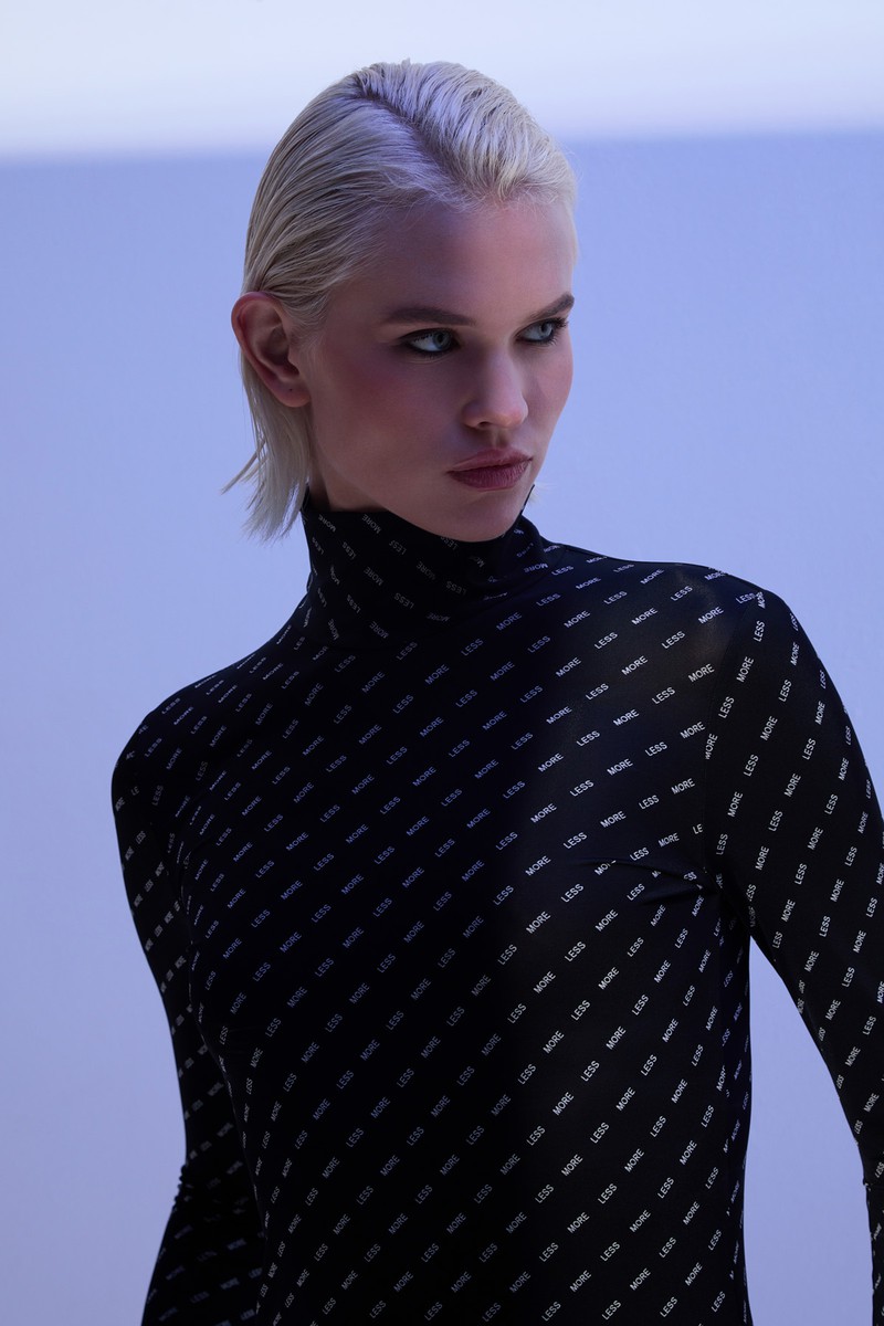 Дизайнерская водолазка VASSA&Co, пол женский, цвет черный