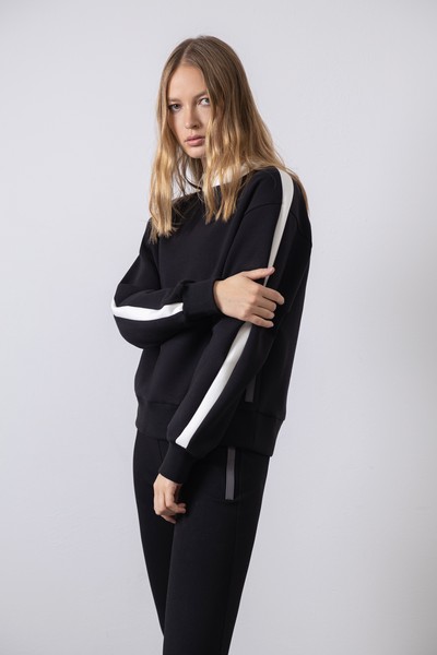 Свитшот с контрастными вставками , пол женский, цвет черный