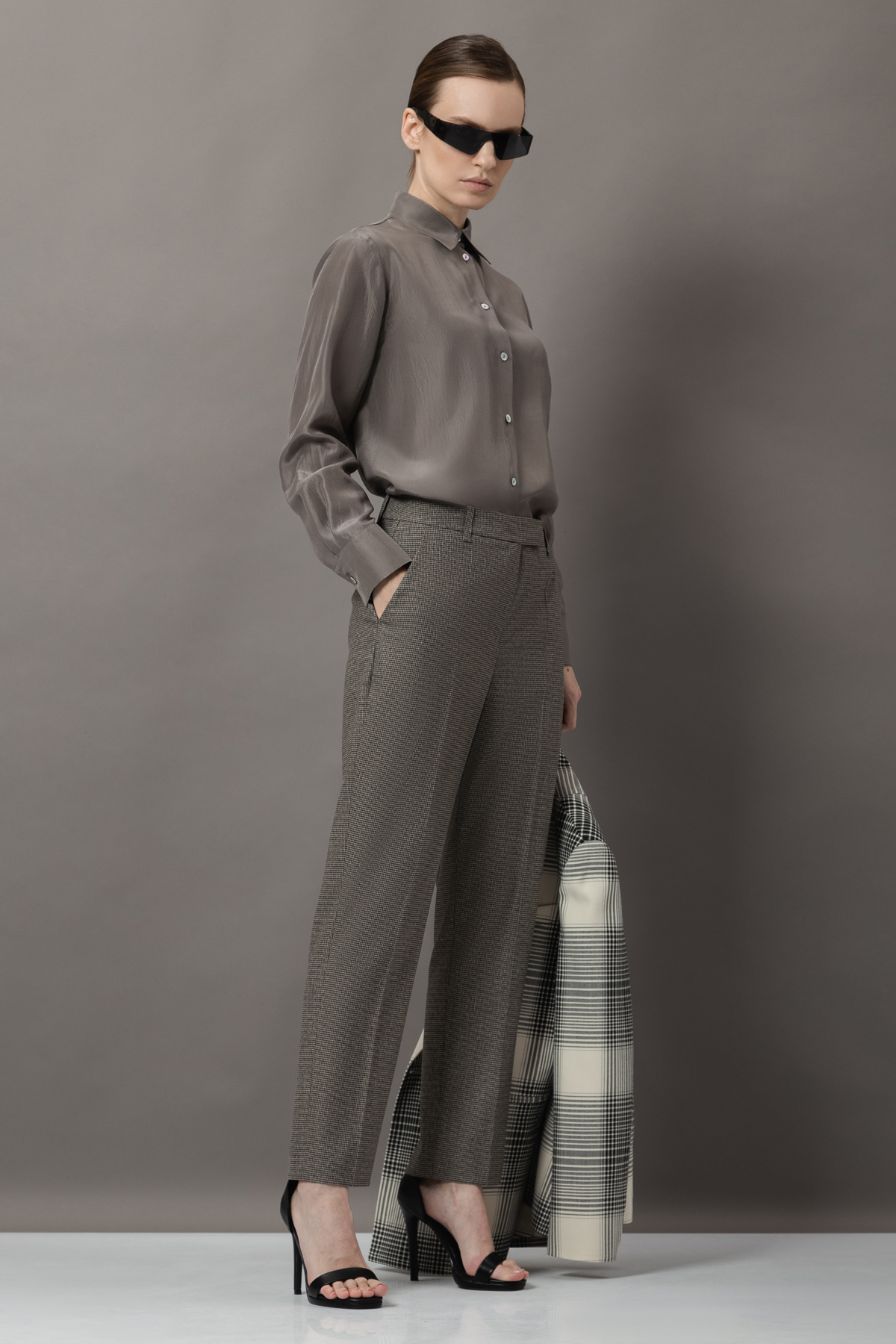 Зауженные брюки VASSA&Co, пол женский, цвет коричневый