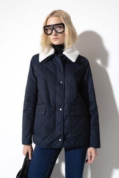 Стеганая куртка VASSA CODE, пол женский, цвет синий