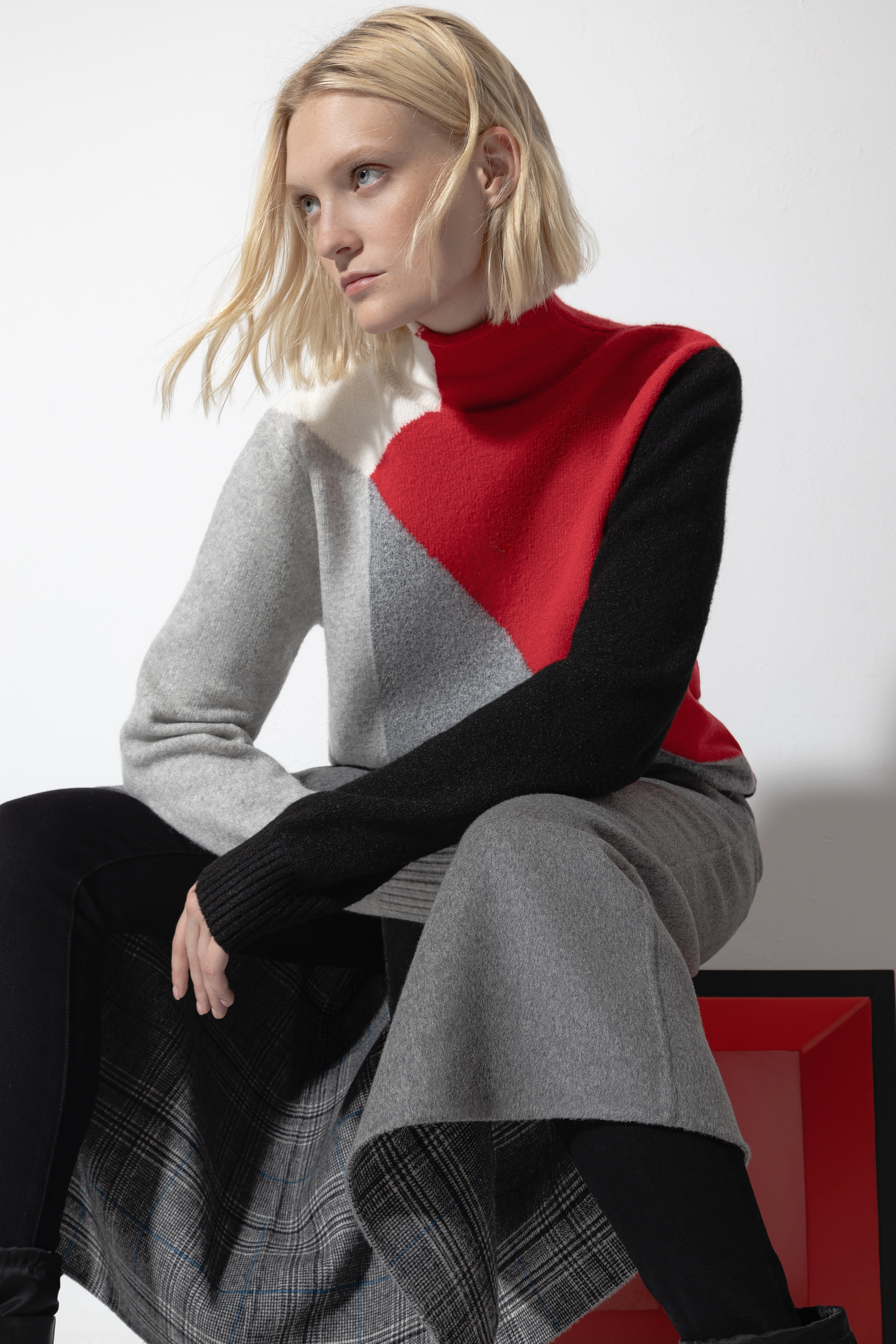 Джемпер с контрастным принтом female ДЖЕМПЕР ЖЕНСКИЙ VASSA CODE Red