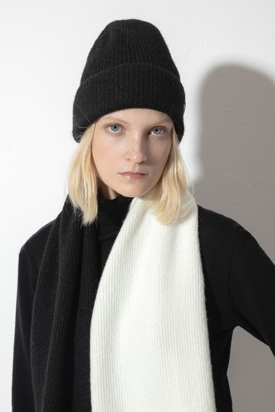 Шапка трикотажная VASSA CODE, пол female, цвет black