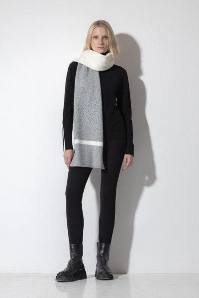 Шарф с контрастным принтом VASSA CODE, пол female, цвет серый