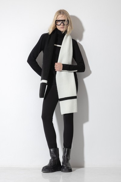 Шарф с контрастным принтом VASSA CODE, пол женский, цвет черный