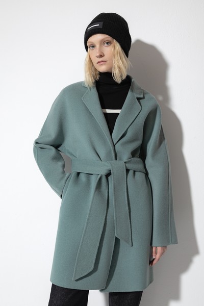 Пальто укороченное на запах с поясом VASSA CODE, пол женский, цвет зеленый