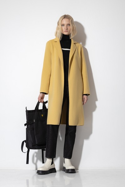 Пальто прямого силуэта на запах с поясом VASSA CODE, пол женский, цвет бежевый