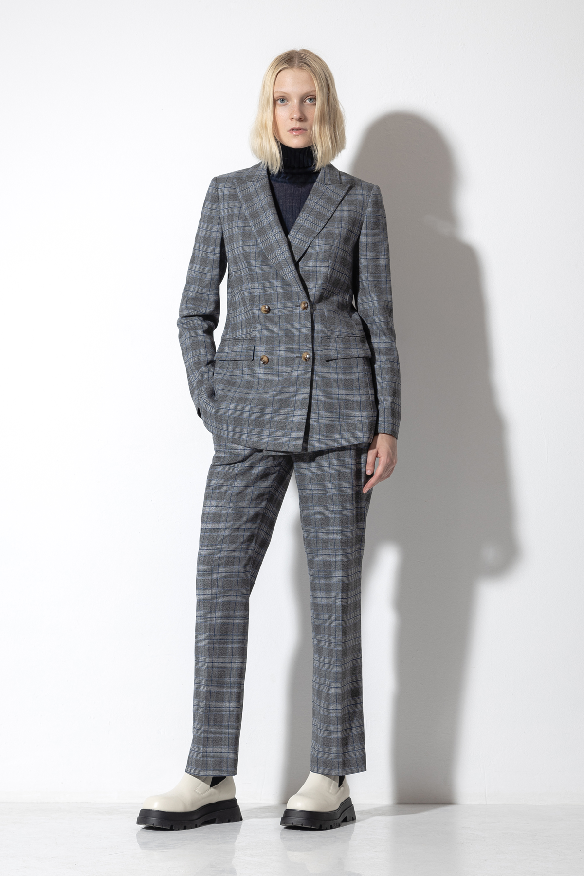 Прямые брюки VASSA CODE, пол женский, цвет серый