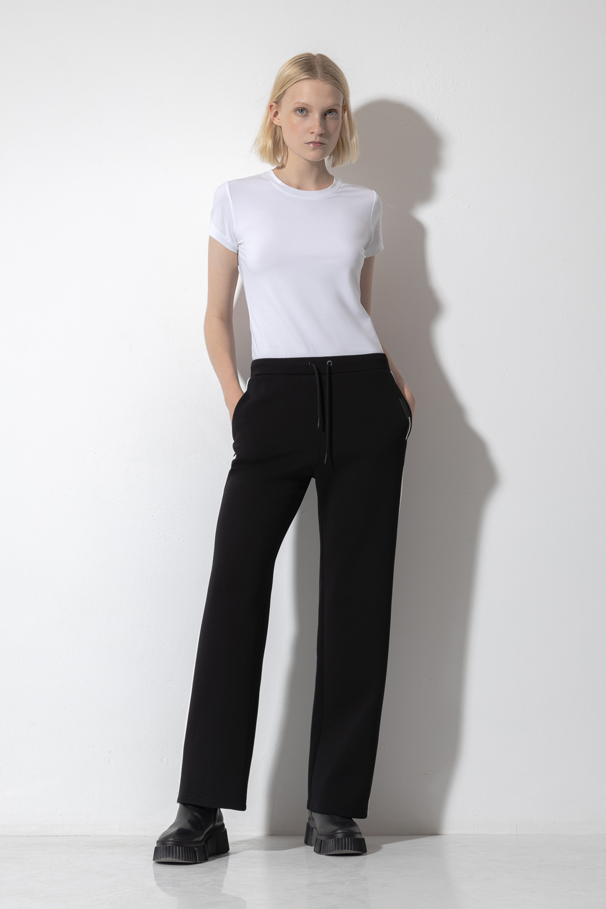 Брюки с лампасами VASSA CODE, пол женский, цвет черный