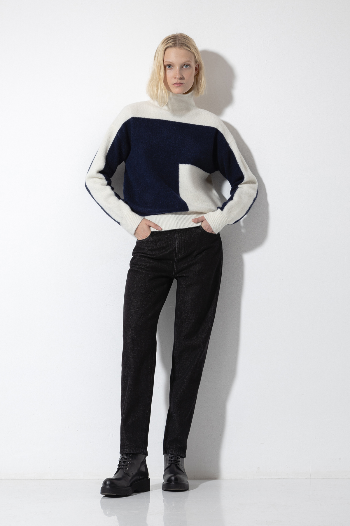 Jeans female БРЮКИ ЖЕНСКИЕ VASSA CODE Black
