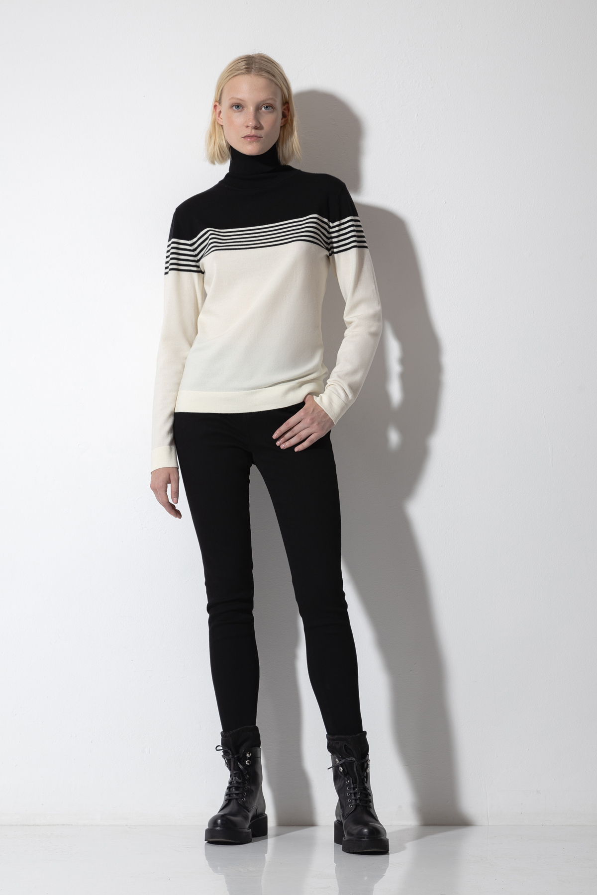 Jeans female БРЮКИ ЖЕНСКИЕ VASSA CODE, VASSA&Co Black