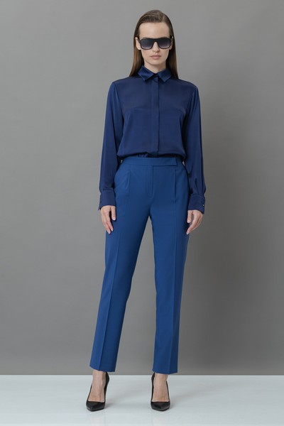 Зауженные брюки VASSA&Co, пол женский, цвет синий