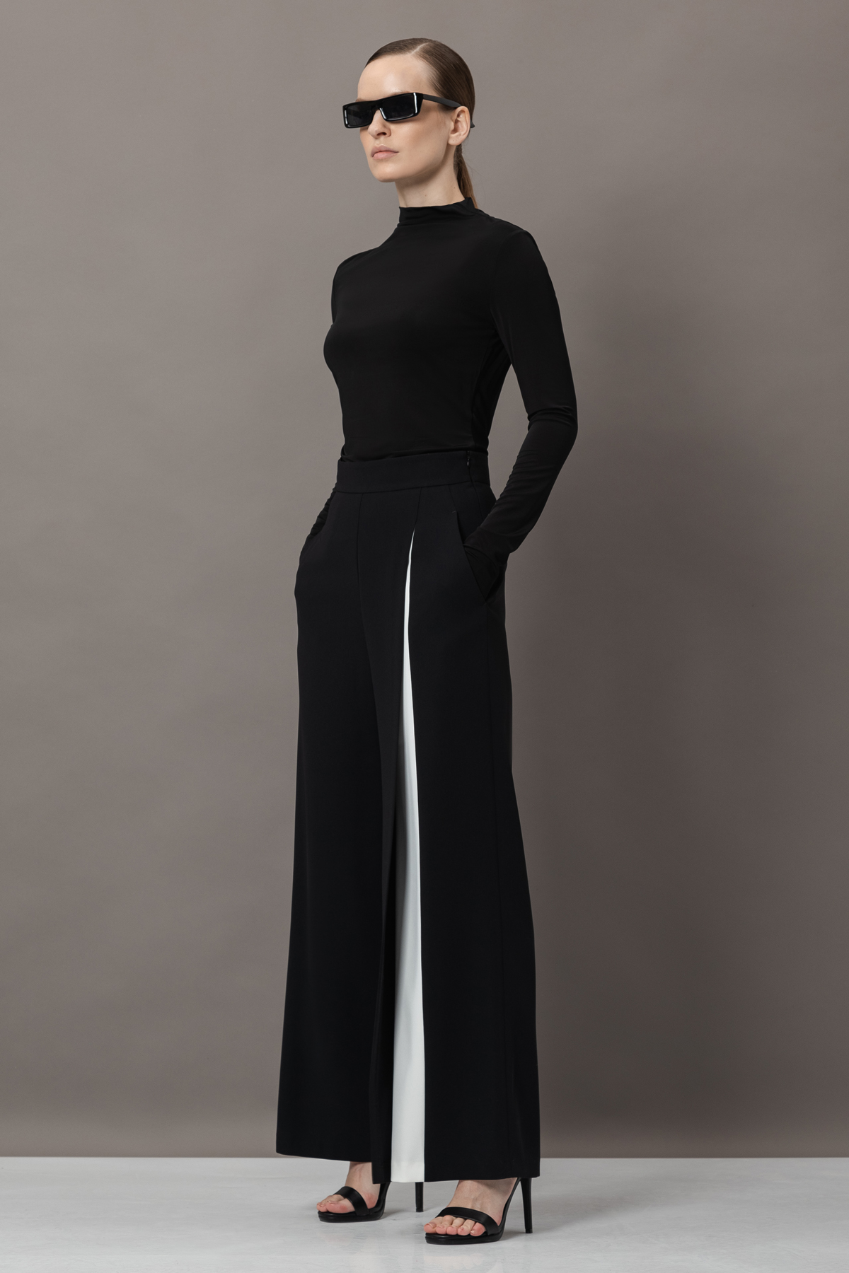 Дизайнерские брюки Женский БРЮКИ VASSA&Co Черный
