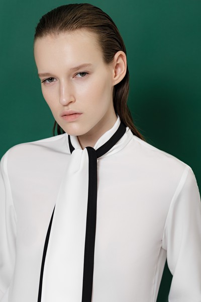 Блузка с воротником-шарфом VASSA&Co, пол женский, цвет белый