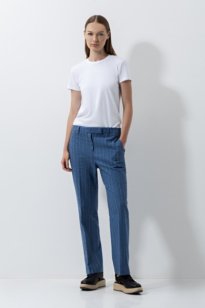 Зауженные брюки в полоску VASSA CODE, пол женский, цвет синий