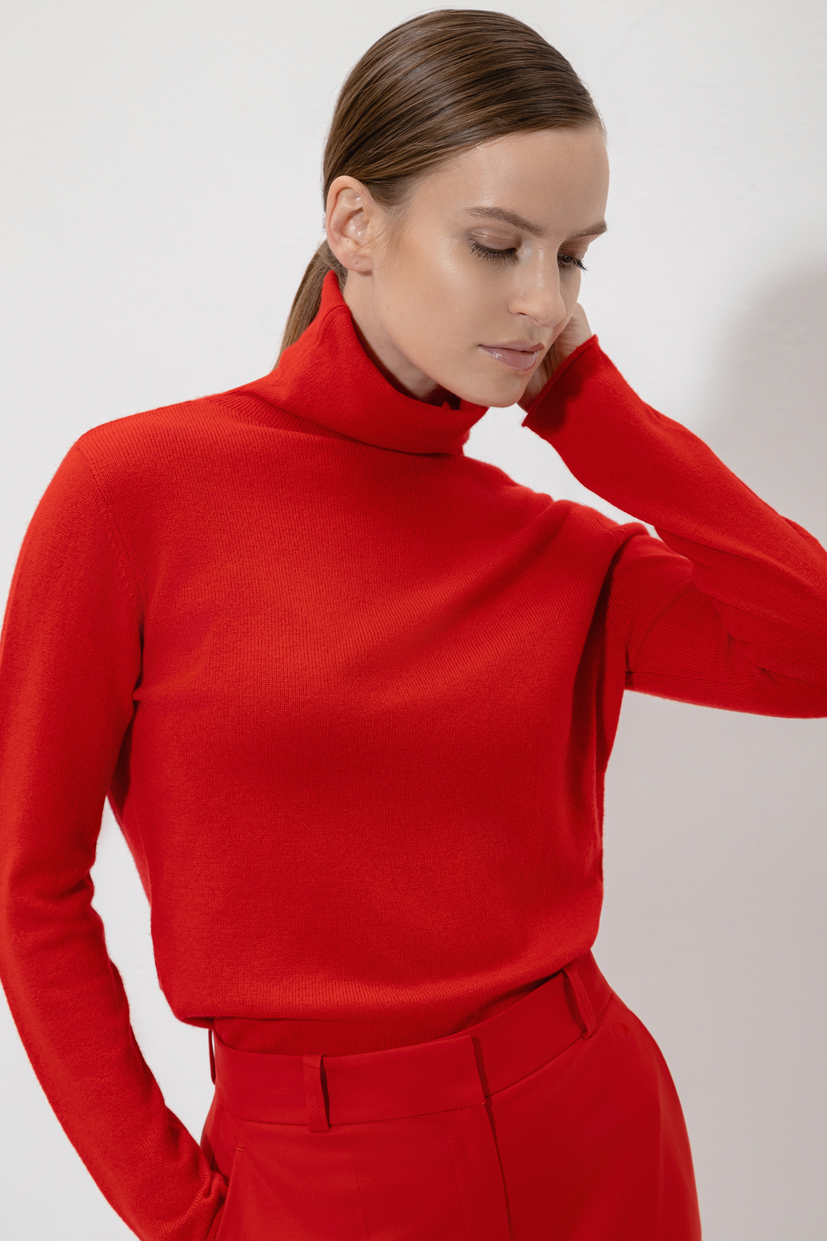 Водолазка свободного кроя из шерсти и кашемира female ДЖЕМПЕР ЖЕНСКИЙ VASSA&Co Red