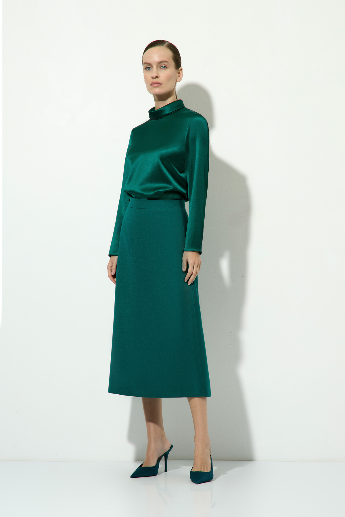 Юбка изумрудного цвета VASSA&Co, пол женский, цвет зеленый