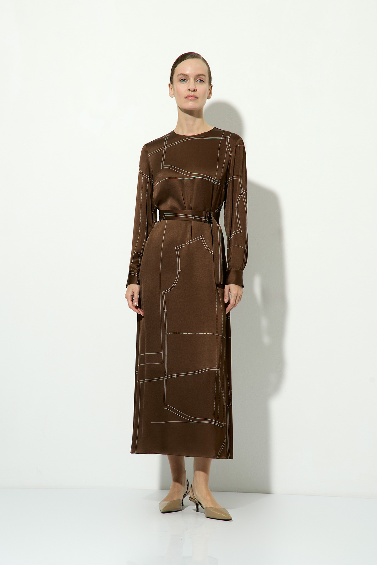 Платье атласное с принтом VASSA&Co, пол женский, цвет коричневый