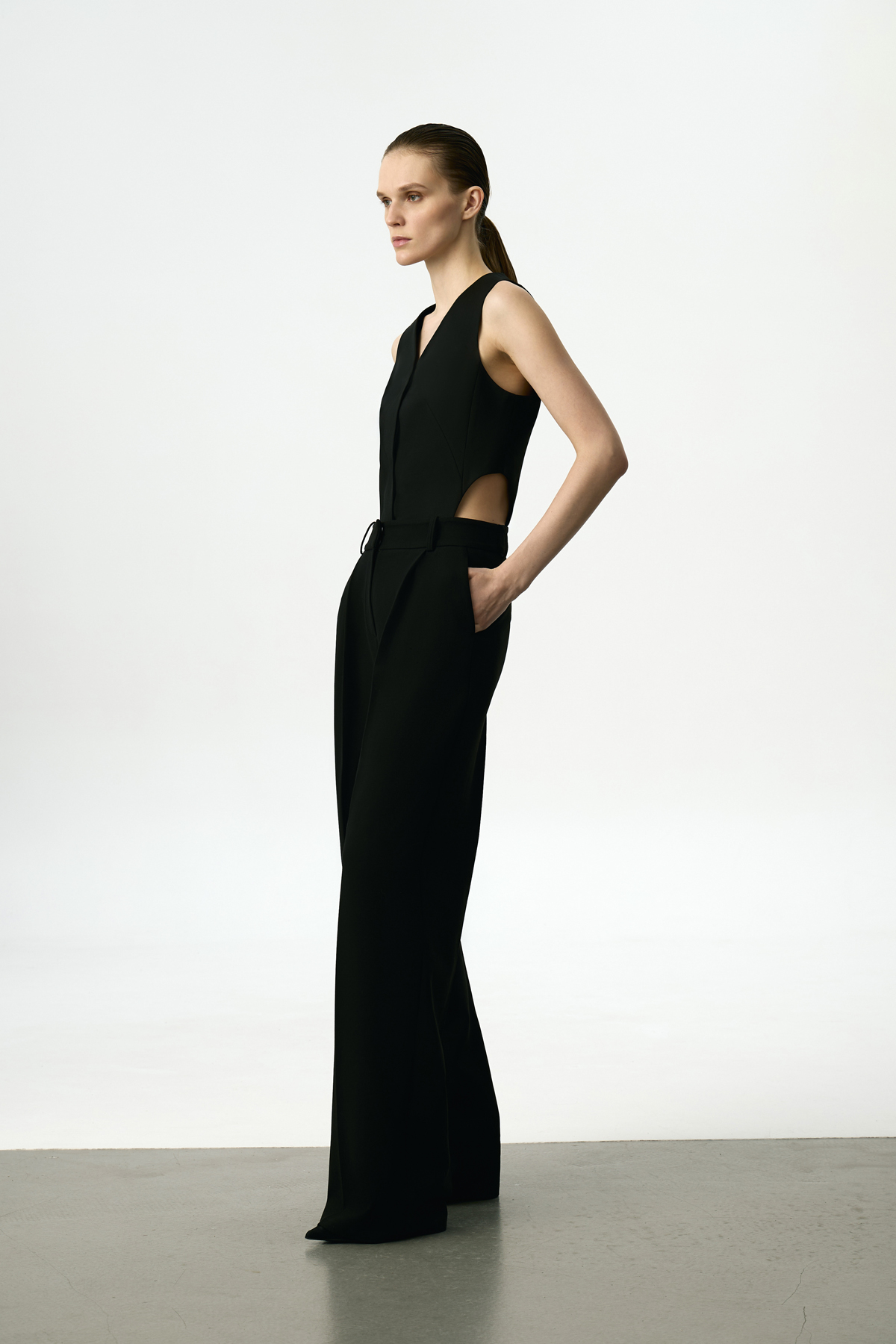 Жилет с фигурными вырезами VASSA&Co, пол женский, цвет черный