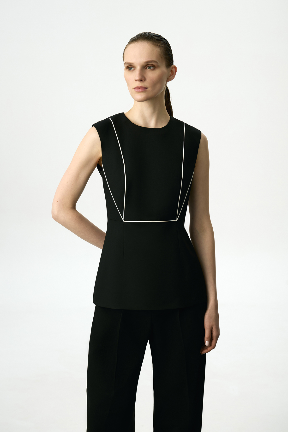 Жилет с контрастным кантом VASSA&Co, пол женский, цвет черный