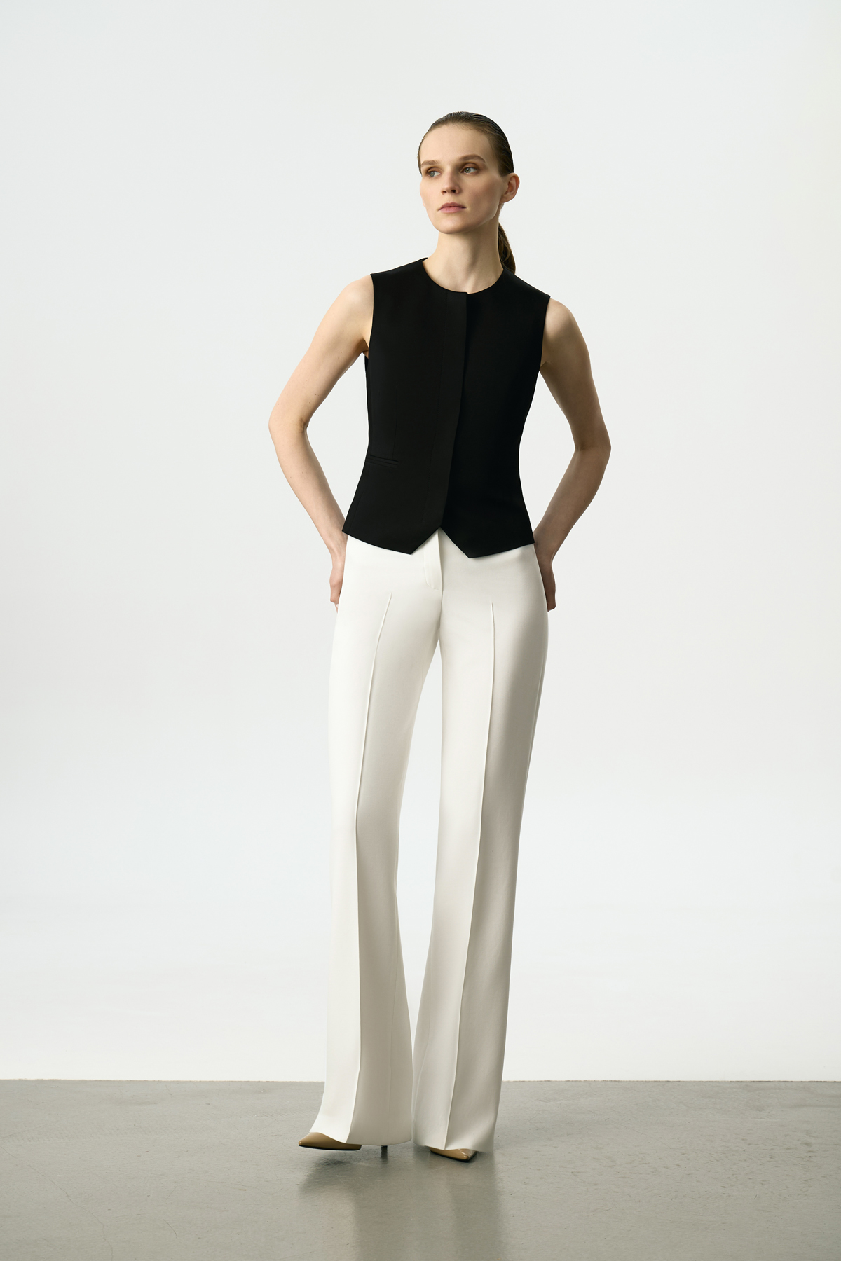 Брюки белые VASSA&Co, пол женский, цвет белый