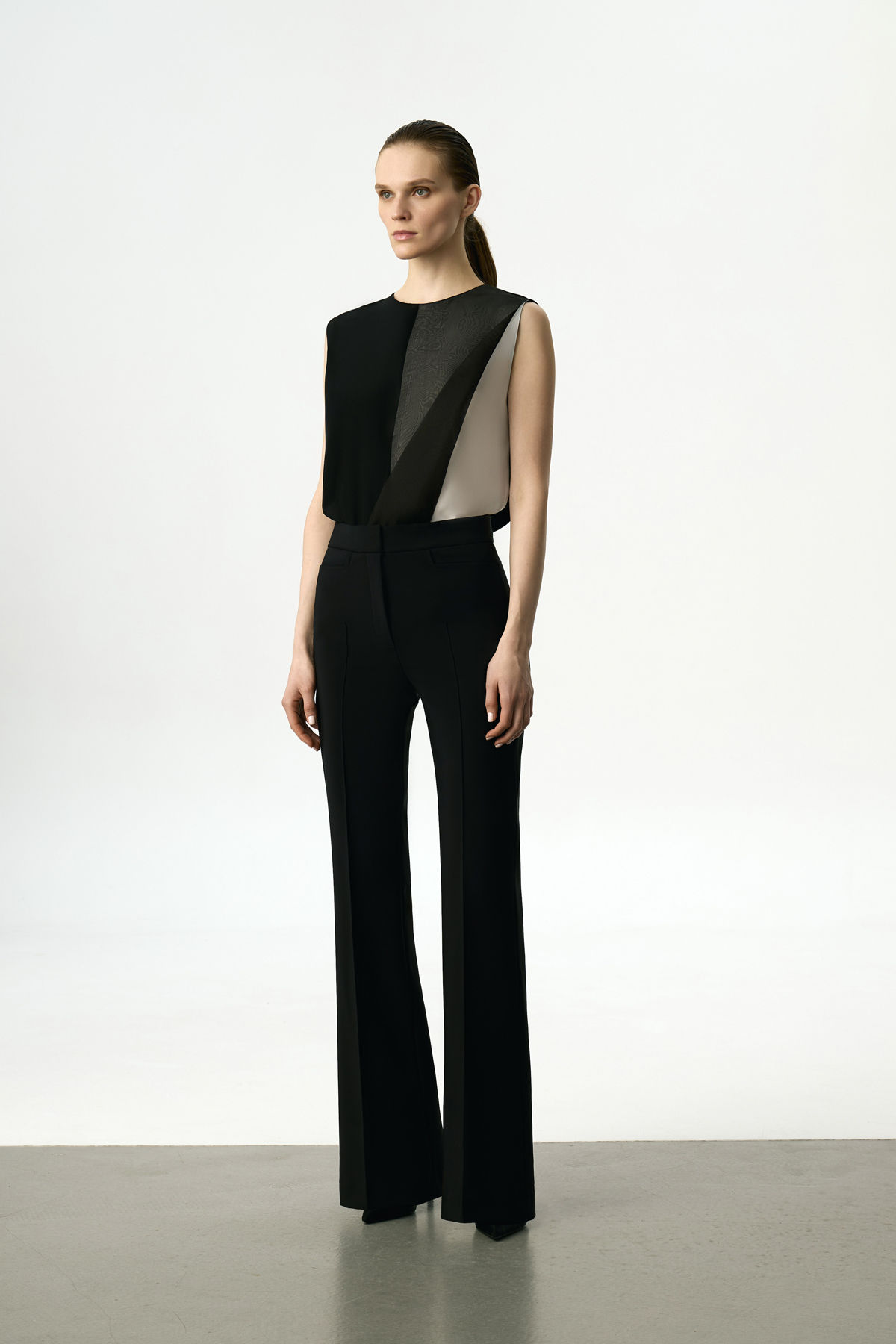 Брюки классические со стрелками VASSA&Co, пол female, цвет black