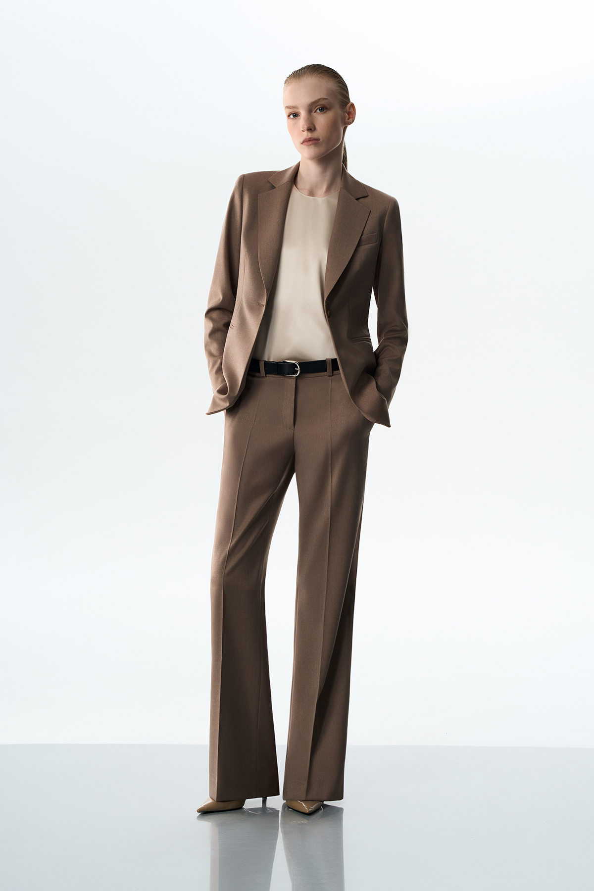 Брюки коричневый со стрелками VASSA&Co, пол женский, цвет коричневый