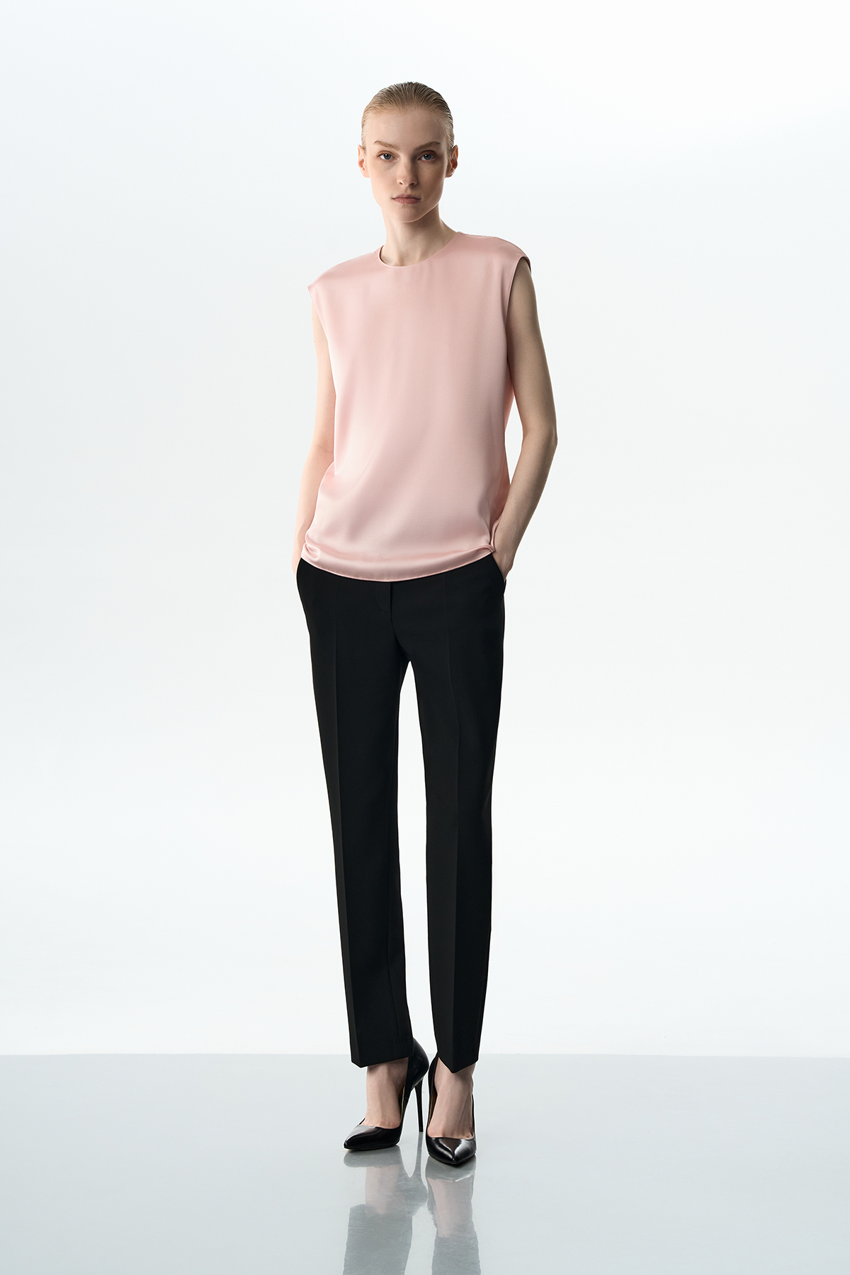 Брюки зауженные черные VASSA&Co, пол female, цвет black