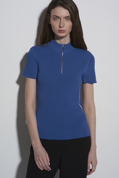 Джемпер с коротким рукавом из фактурного трикотажа на молнии VASSA CODE, пол женский, цвет синий, фо