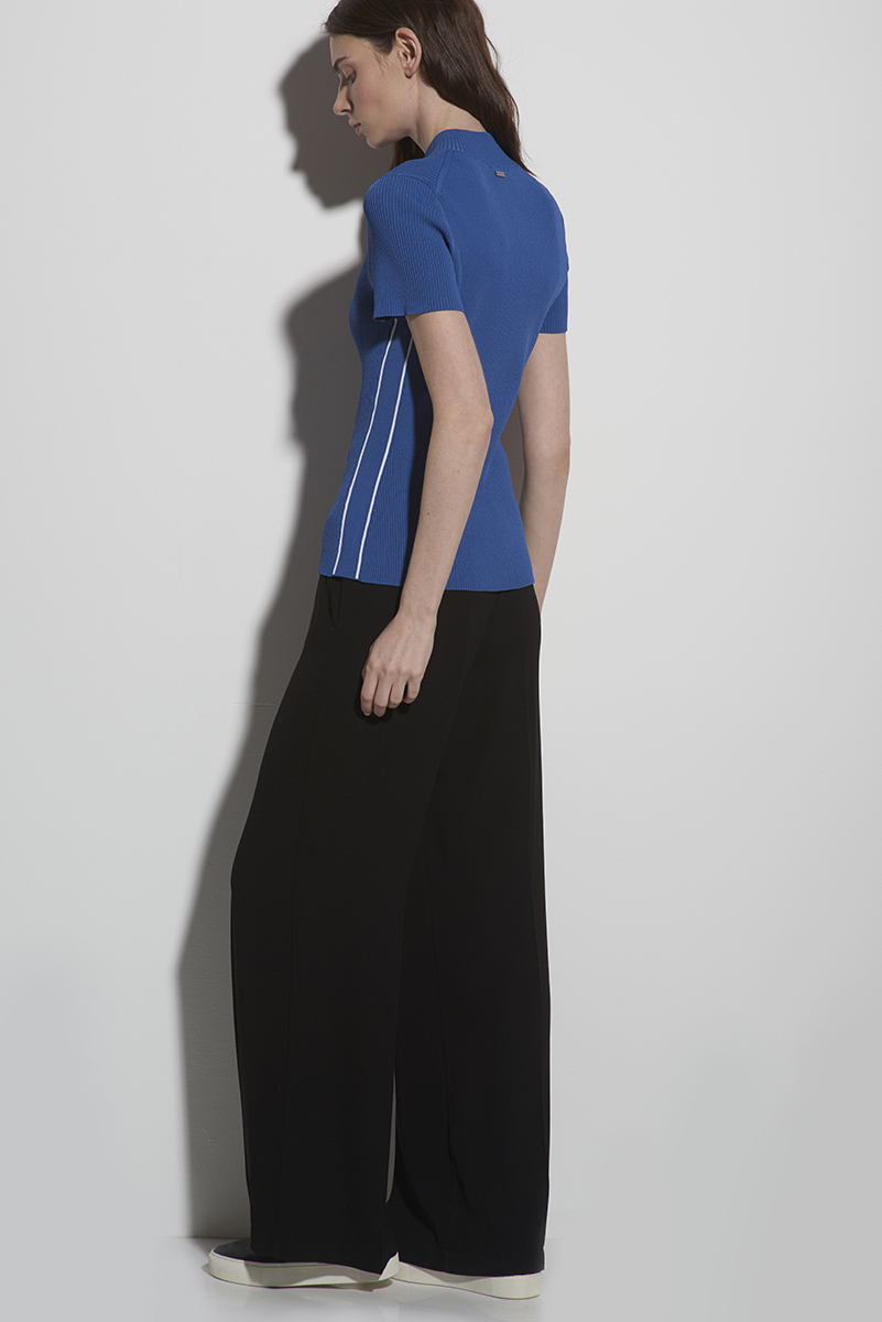 Джемпер с коротким рукавом из фактурного трикотажа на молнии VASSA CODE, пол женский, цвет синий