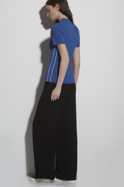 Джемпер с коротким рукавом из фактурного трикотажа на молнии VASSA CODE, пол женский, цвет синий, фо