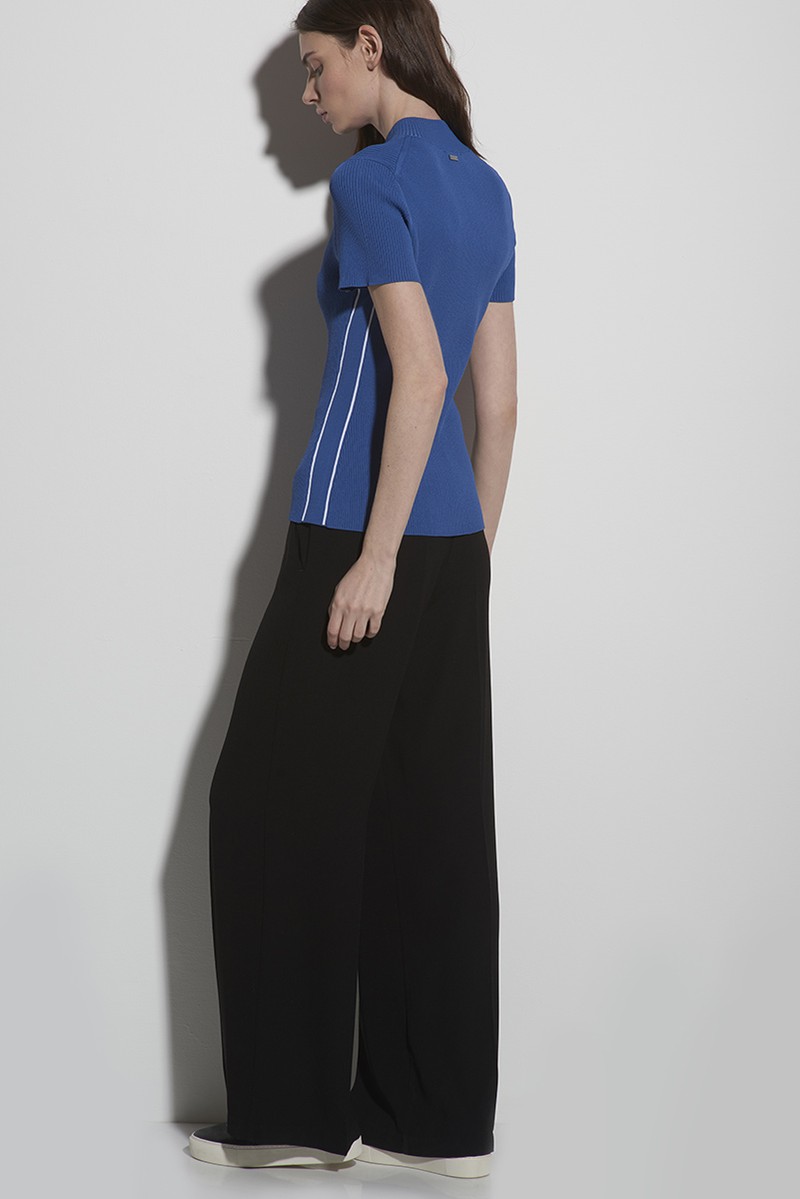 Джемпер с коротким рукавом из фактурного трикотажа на молнии VASSA CODE, пол женский, цвет синий, фо