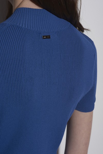 Джемпер с коротким рукавом из фактурного трикотажа на молнии VASSA CODE, пол женский, цвет синий, фо