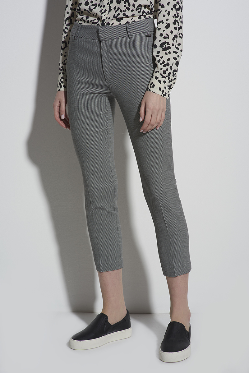 Брюки укороченные зауженные к низу серого цвета VASSA CODE, пол женский, цвет серый