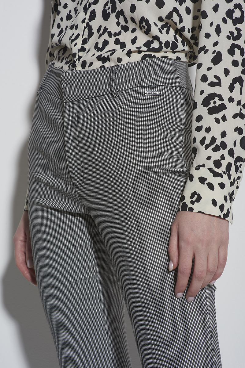 Брюки укороченные зауженные к низу серого цвета VASSA CODE, пол женский, цвет серый