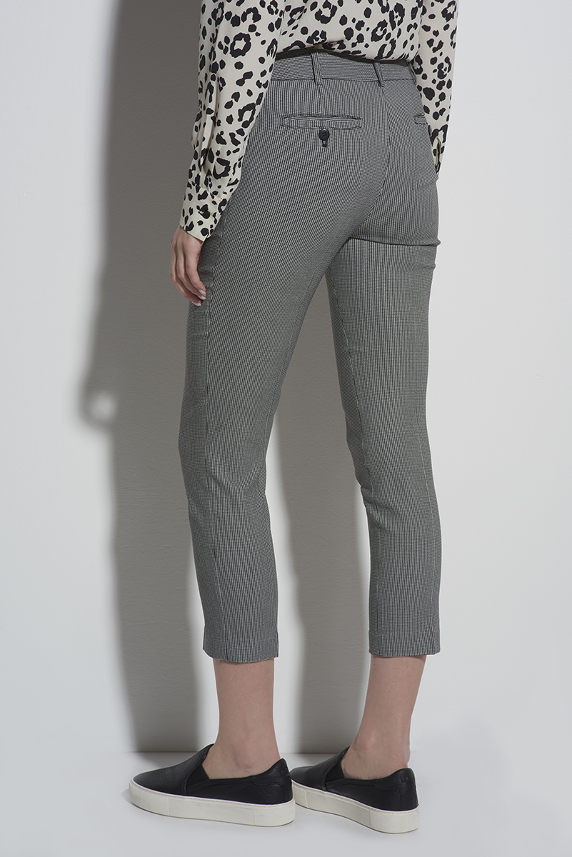 Брюки укороченные зауженные к низу серого цвета VASSA CODE, пол женский, цвет серый