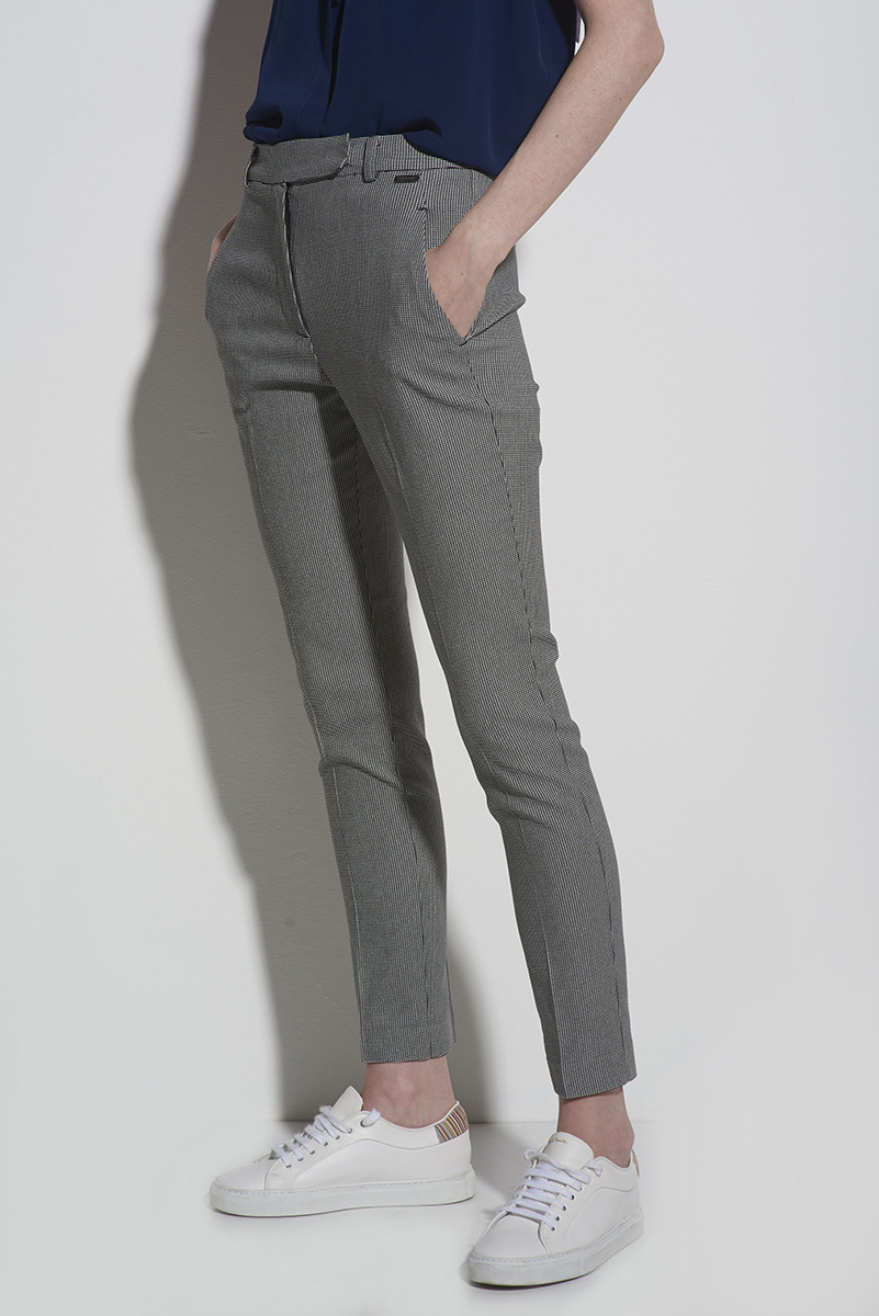 Брюки прилегающие  серого цвета VASSA CODE, пол женский, цвет серый