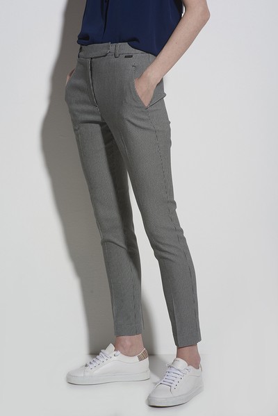 Брюки прилегающие серого цвета VASSA CODE, пол женский, цвет серый, фото №2