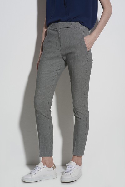 Брюки прилегающие серого цвета VASSA CODE, пол женский, цвет серый, фото №3