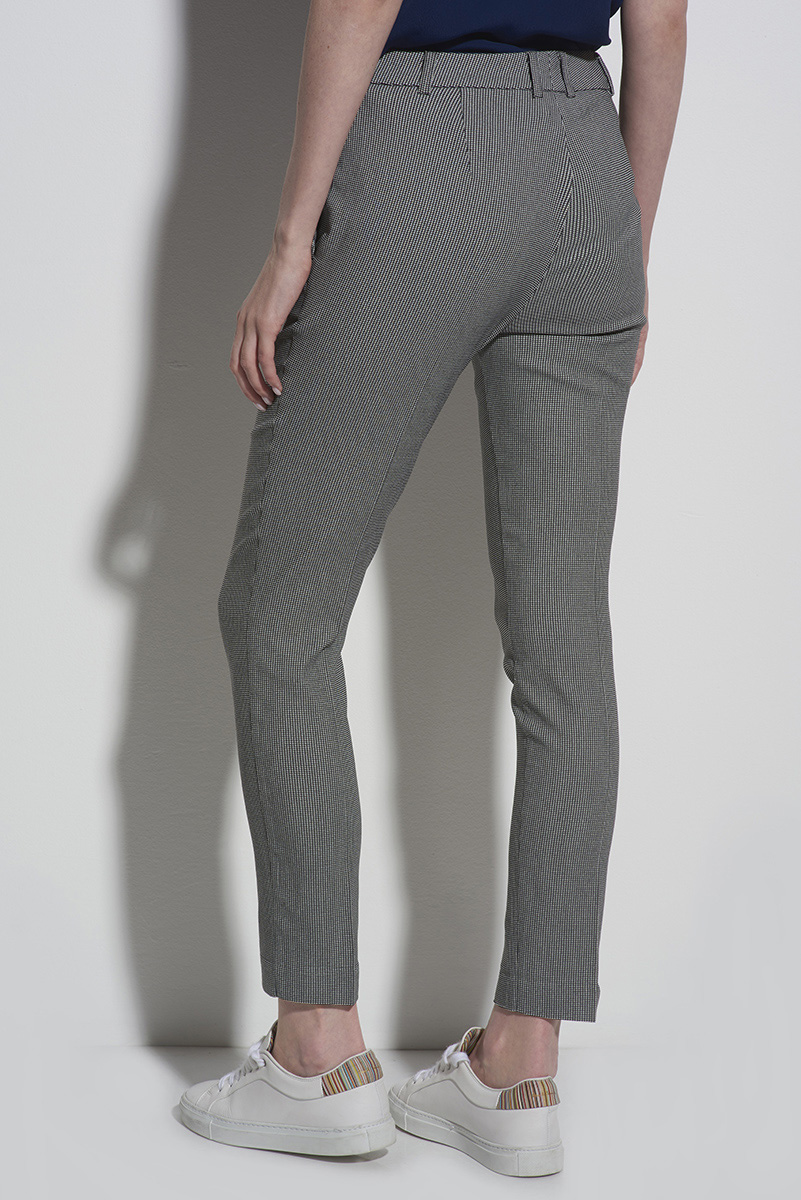 Брюки прилегающие  серого цвета VASSA CODE, пол женский, цвет серый