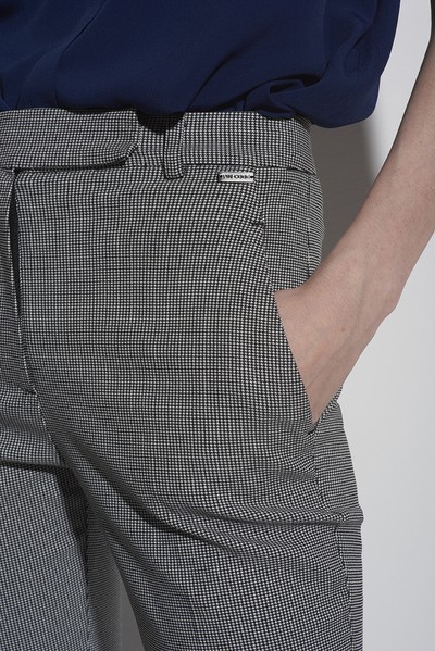 Брюки прилегающие серого цвета VASSA CODE, пол женский, цвет серый, фото №4