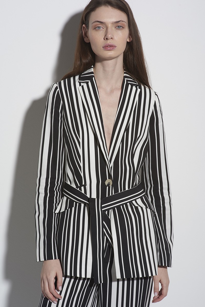 Приталенный жакет в полоску с поясом VASSA CODE, пол женский, цвет черный, фото №2