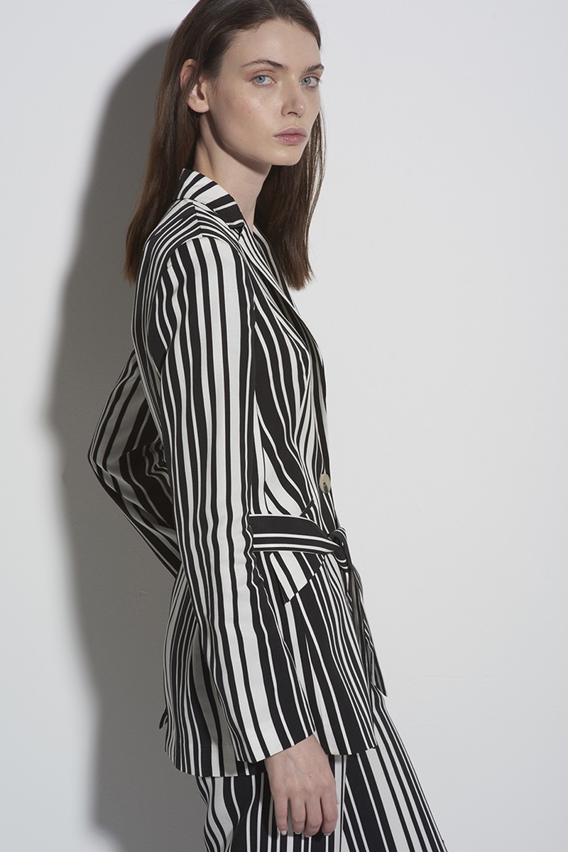 Приталенный жакет в полоску с поясом VASSA CODE, пол женский, цвет черный, фото №3