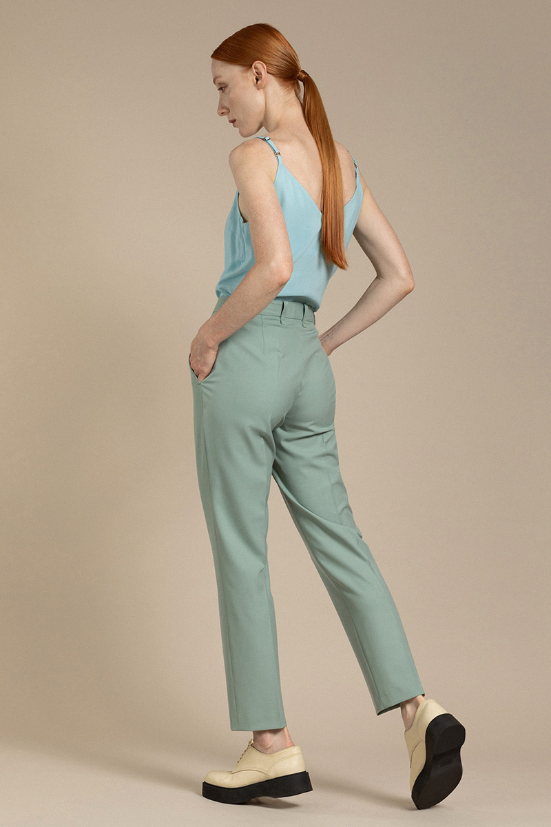 Зауженные базовые брюки VASSA&Co, пол женский, цвет хаки